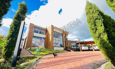 VENDO CASA ESPECTACULAR EN LA CALERA