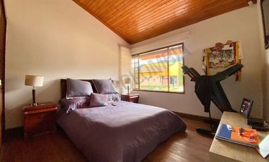 HERMOSA Y ACOGEDORA CASA CAMPESTRE CON GENEROSA ÁREA