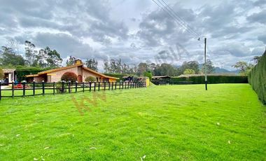 HERMOSA Y ACOGEDORA CASA CAMPESTRE CON GENEROSA ÁREA