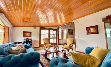HERMOSA Y ACOGEDORA CASA CAMPESTRE CON GENEROSA ÁREA