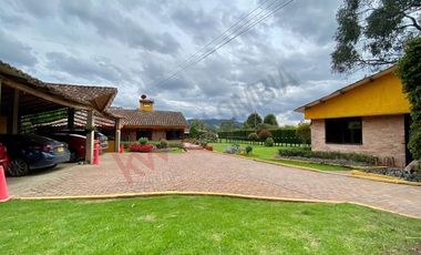HERMOSA Y ACOGEDORA CASA CAMPESTRE CON GENEROSA ÁREA