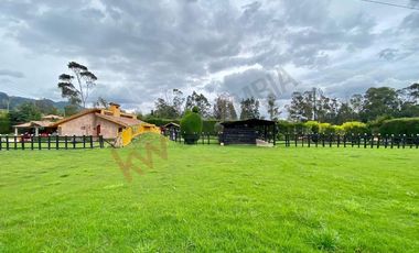 HERMOSA Y ACOGEDORA CASA CAMPESTRE CON GENEROSA ÁREA