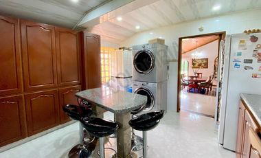 HERMOSA Y ACOGEDORA CASA CAMPESTRE CON GENEROSA ÁREA
