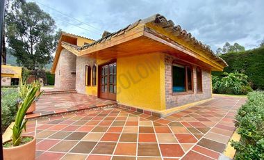 HERMOSA Y ACOGEDORA CASA CAMPESTRE CON GENEROSA ÁREA