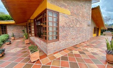 HERMOSA Y ACOGEDORA CASA CAMPESTRE CON GENEROSA ÁREA