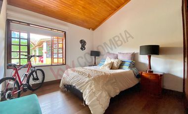 HERMOSA Y ACOGEDORA CASA CAMPESTRE CON GENEROSA ÁREA