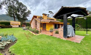 HERMOSA Y ACOGEDORA CASA CAMPESTRE CON GENEROSA ÁREA