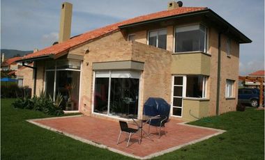VENDO HERMOSA CASA MACADAMIA LA CALERA