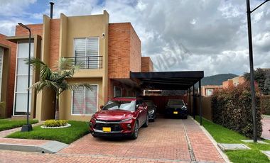 HERMOSA CASA DE 2 NIVELES EN CONJUNTO CERRADO UBICADA EN CAJICÁ, CUNDINAMARCA