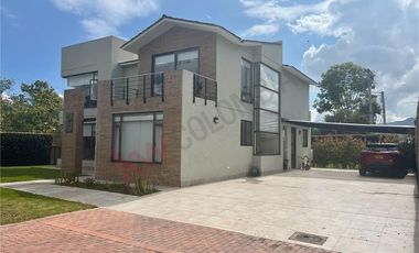 ESPECTAULAR CASA EN PRIVILEGIADO CONJUNTO CERRADO EN CAJICA, CUNDINAMARCA