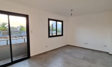 Monoambiente en segundo piso al frente con balcon  - Temperley