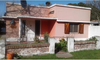 Se vende o permuta  casa de 3 ambientes en Mechongue.