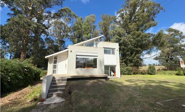 VENTA CASA MODERNA 3 AMB CON GRAN LOTE BARRIO SANTA CELINA