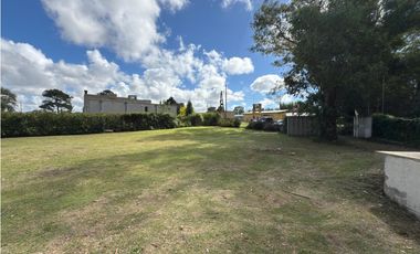 VENTA CASA MODERNA 3 AMB CON GRAN LOTE BARRIO SANTA CELINA