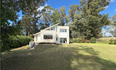 VENTA CASA MODERNA 3 AMB CON GRAN LOTE BARRIO SANTA CELINA