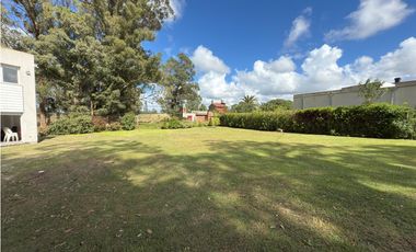 VENTA CASA MODERNA 3 AMB CON GRAN LOTE BARRIO SANTA CELINA