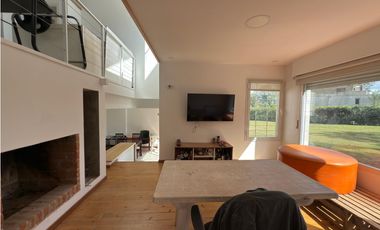 VENTA CASA MODERNA 3 AMB CON GRAN LOTE BARRIO SANTA CELINA