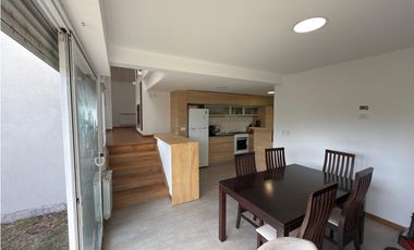 VENTA CASA MODERNA 3 AMB CON GRAN LOTE BARRIO SANTA CELINA