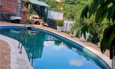 VENTA DE CASA SOLA CON ALBERCA EN CLUB DE GOLF CUERNAVACA