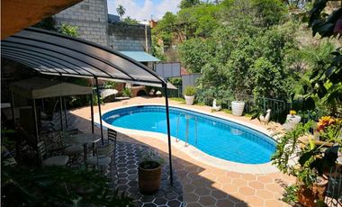 VENTA DE CASA SOLA CON ALBERCA EN CLUB DE GOLF CUERNAVACA
