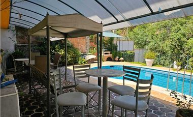 VENTA DE CASA SOLA CON ALBERCA EN CLUB DE GOLF CUERNAVACA