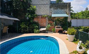 VENTA DE CASA SOLA CON ALBERCA EN CLUB DE GOLF CUERNAVACA