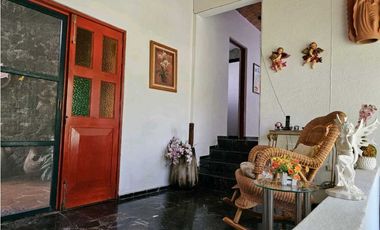 VENTA DE CASA SOLA CON ALBERCA EN CLUB DE GOLF CUERNAVACA