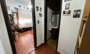 Se Vende, PH tipo casa, independiente, con cochera, multi familiar. (Ciudadela)