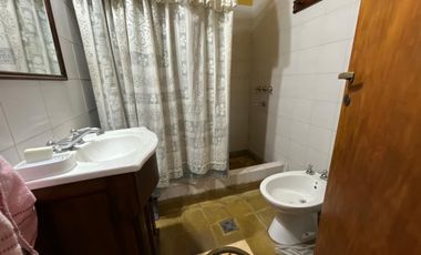 Se Vende, PH tipo casa, independiente, con cochera, multi familiar. (Ciudadela)