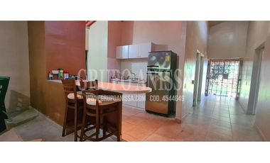 Se Vende Casa con hermoso Patio en Altos del Maria