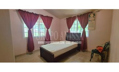 Se Vende Casa con hermoso Patio en Altos del Maria