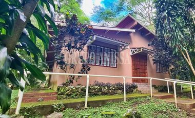 Se Vende Casa con hermoso Patio en Altos del Maria