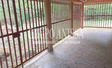 Se Vende Casa con hermoso Patio en Altos del Maria