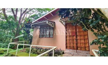 Se Vende Casa con hermoso Patio en Altos del Maria