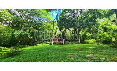 Se Vende Casa con hermoso Patio en Altos del Maria