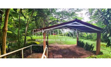 Se Vende Casa con hermoso Patio en Altos del Maria
