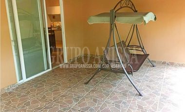 Se Vende Casa con hermoso Patio en Altos del Maria