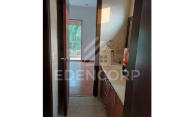 Casa esquinera en en Urb. San Isidro