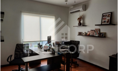 Casa esquinera en en Urb. San Isidro