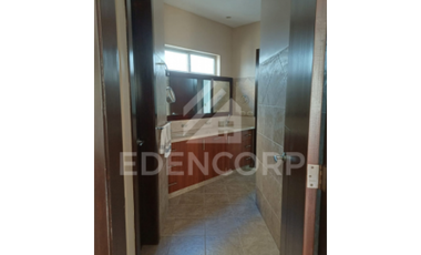 Casa esquinera en en Urb. San Isidro