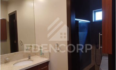 Casa esquinera en en Urb. San Isidro