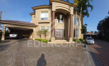 Casa esquinera en en Urb. San Isidro