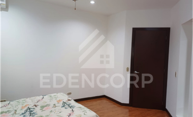 Casa esquinera en en Urb. San Isidro