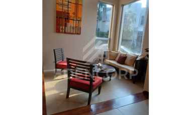 Casa esquinera en en Urb. San Isidro