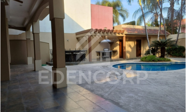 Casa esquinera en en Urb. San Isidro