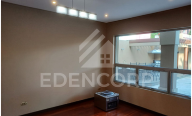 Casa esquinera en en Urb. San Isidro