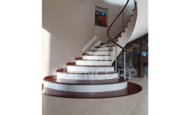 Casa esquinera en en Urb. San Isidro