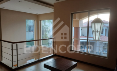 Casa esquinera en en Urb. San Isidro