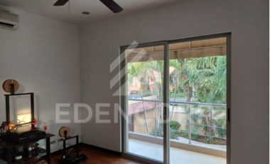 Casa esquinera en en Urb. San Isidro