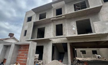 Departamento de 3 ambientes con espacio vehicular